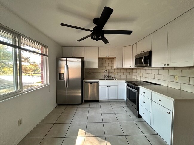 Building Photo - Spacious 2Br/1.5Ba End-Unit Townhome with Carport & Extra Storage