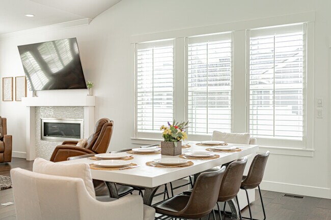 Building Photo - 949 Greenwillow Ln