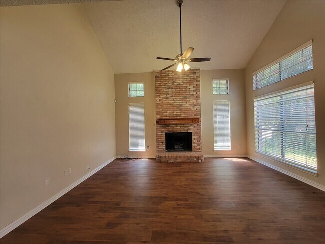 Building Photo - 912 Haverstraw Pl