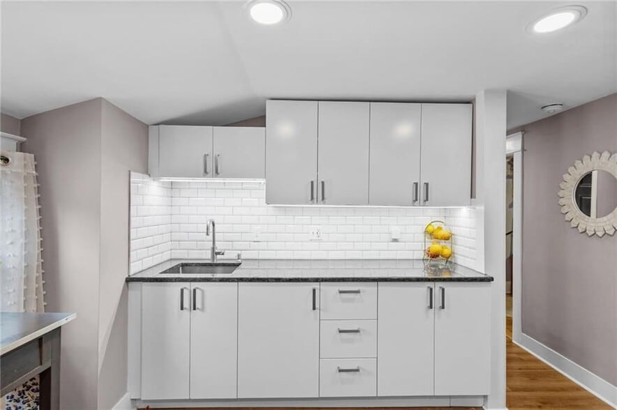 Building Photo - 86 Rochambeau Ave