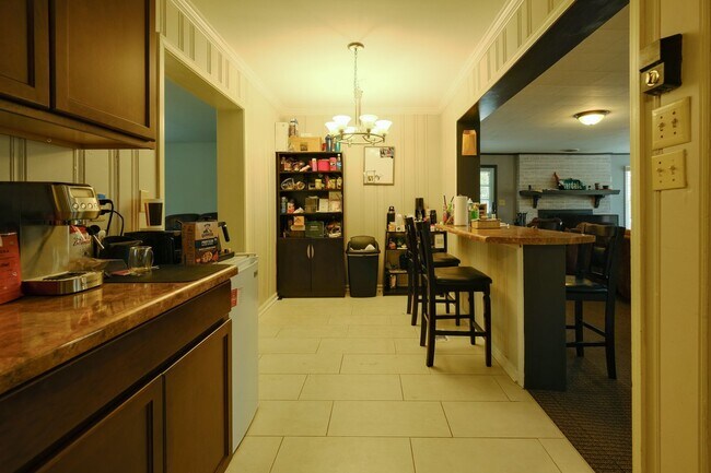 Building Photo - 1380 Ivywood Dr