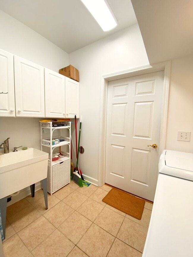 Building Photo - FULLY-FURNISHED GORGEOUS TOWNHOME!