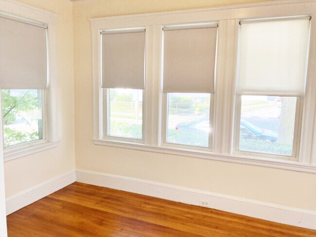 Building Photo - No Broker fee!!! Good credit & Solid incom...