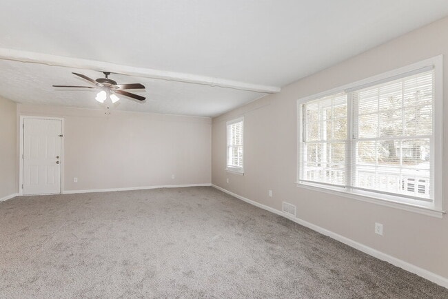 Building Photo - 583 Lakeridge Cir SE
