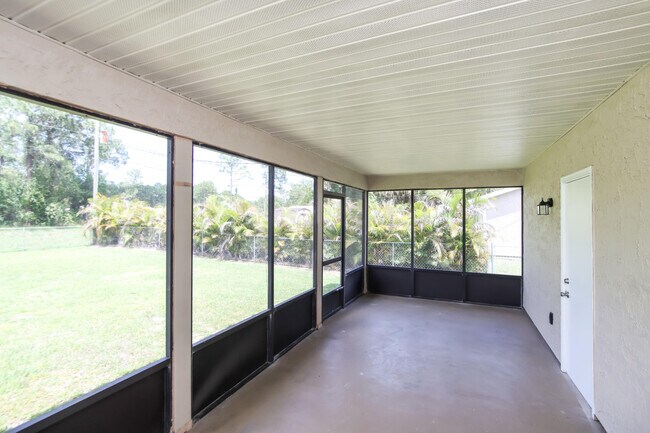 Building Photo - 409 Santa Martia St SW