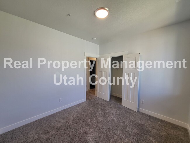 Building Photo - Small Pet Friendly Lehi Condo