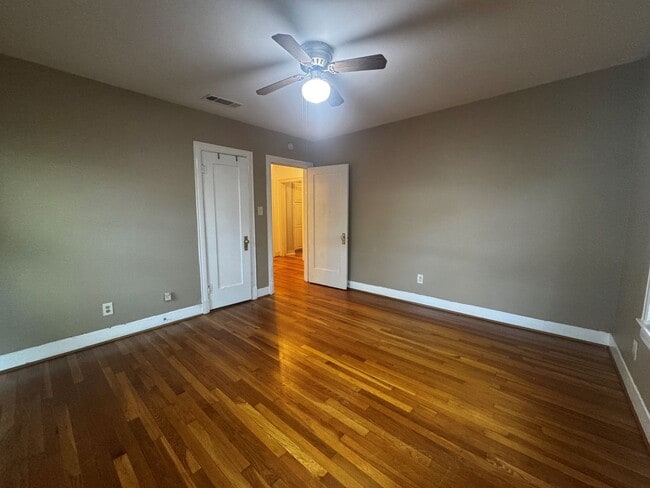 Building Photo - Cute 2 bedroom, 1 bath upstairs duplex in ...