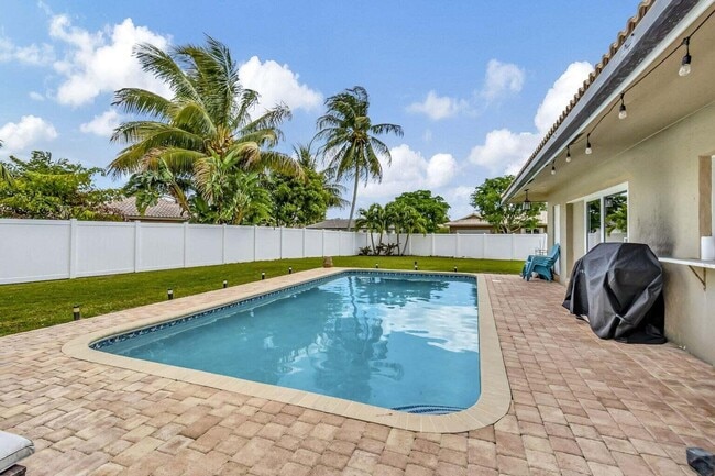 Building Photo - 5660 Golfway Dr