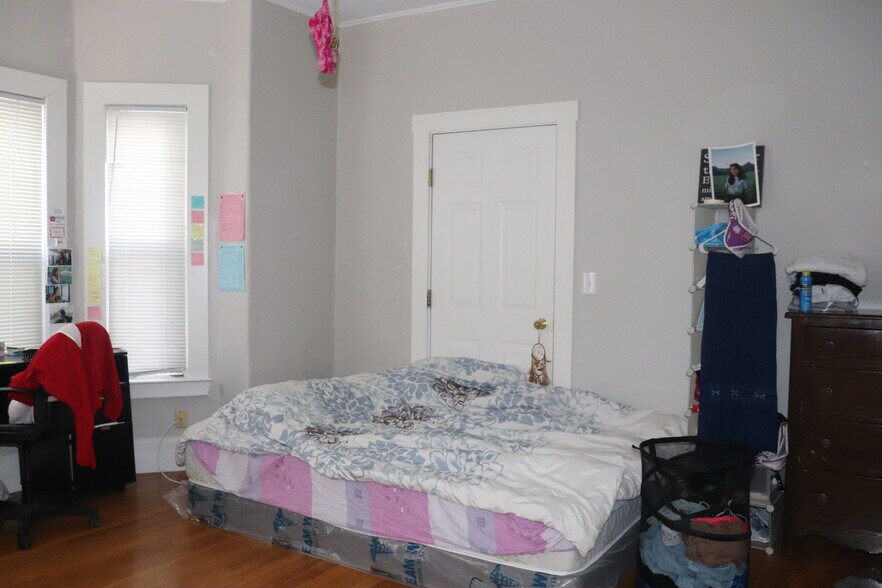 Building Photo - 8 Bishop Allen Dr