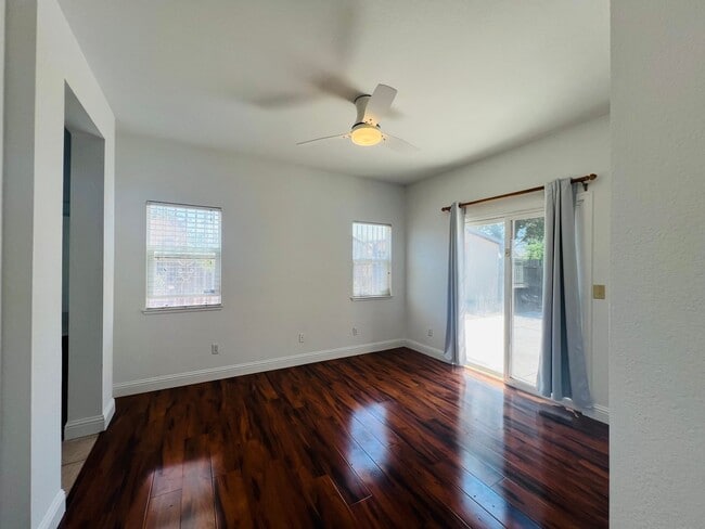 Building Photo - Spacious and Sparkling with New Paint 3 be...