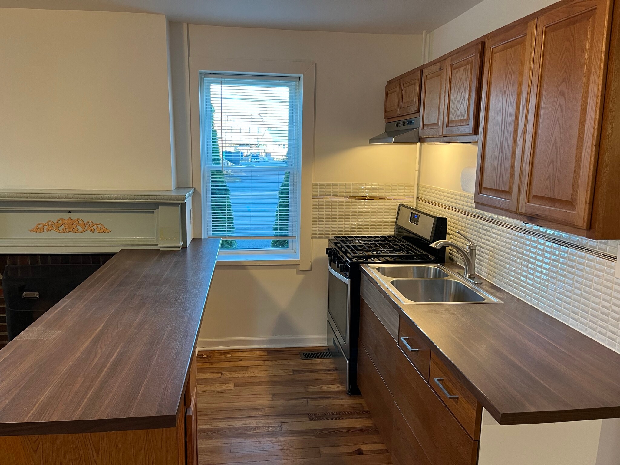 Building Photo - 15 Locust St