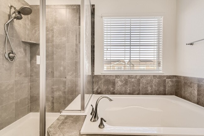 Building Photo - **** SPECIAL OFFER: 1 Month Rent FREE, if lease by July 1st week ****** Beautiful 4 bed, 4 bath h...