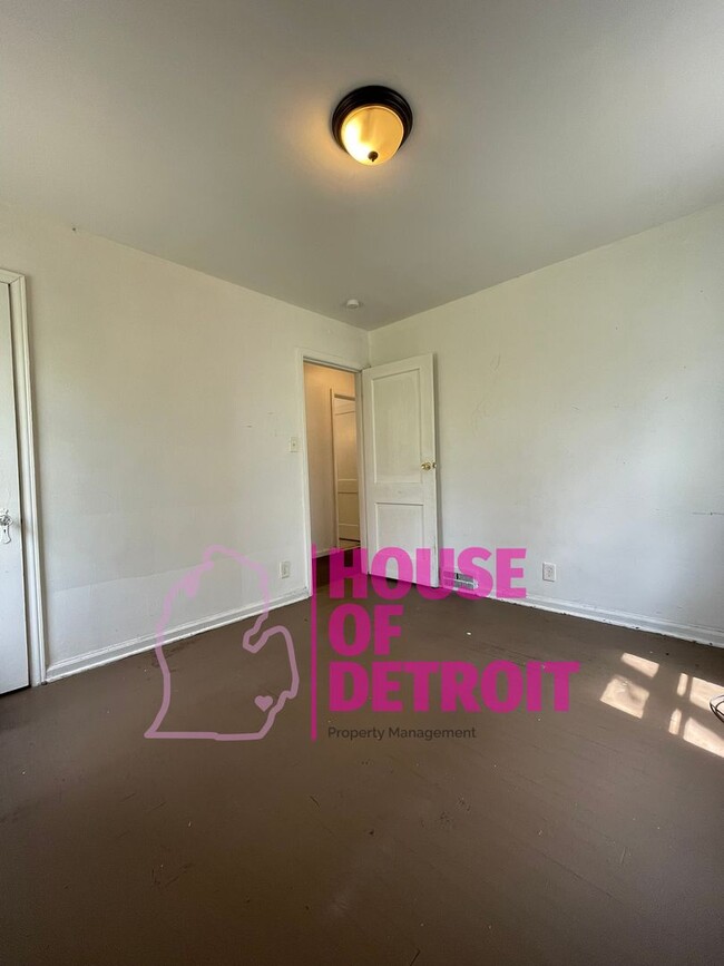 Building Photo - 3 BEDROOM 1 BATH BUNGALOW FREE PRE-SCREEN