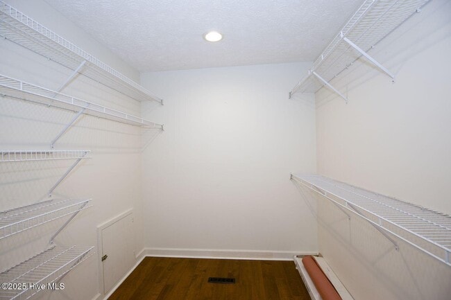 Building Photo - 1205 Greenbriar Dr