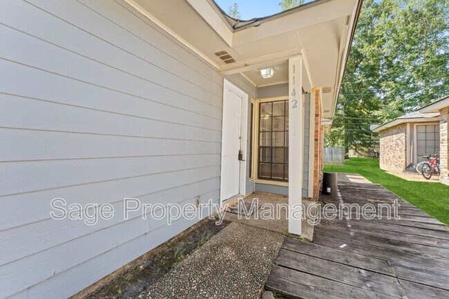 Building Photo - 1142/1144 Willow Creek Dr