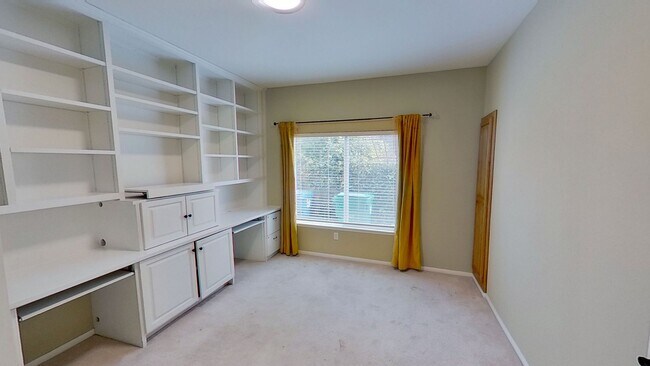 Building Photo - Spacious 4 Bed / 3 Bath Winchester Commons Home!