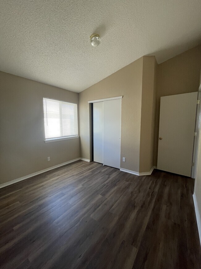 Building Photo - 3677 Tierra Alba Dr