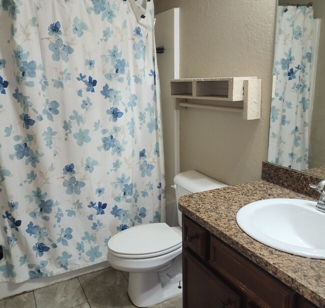 Building Photo - LOVELY TWO STORY W/ 5 BEDS, 3 FULL BATHS. ...