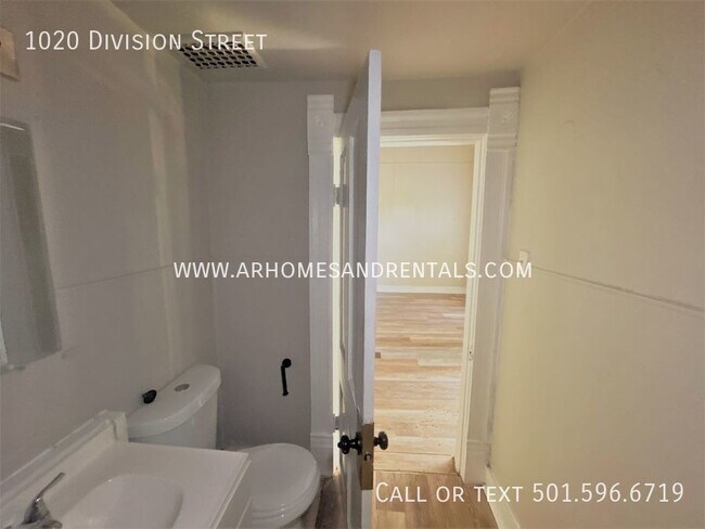 Building Photo - 1020 Division St