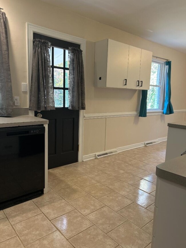 Building Photo - 1042 Peck Rd