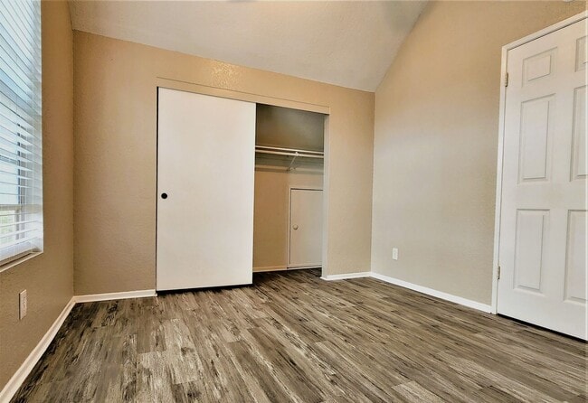 Building Photo - Lake Elsinore, 1 BR, 1 BA, Upstrs Apartmen...