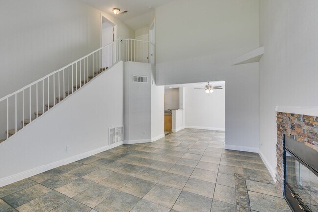Building Photo - Modern 2 Bed, 2.5 Bath Henderson Townhome