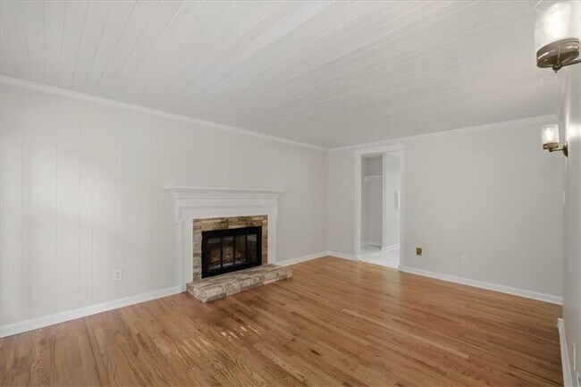 Building Photo - 9470 Hillside Dr