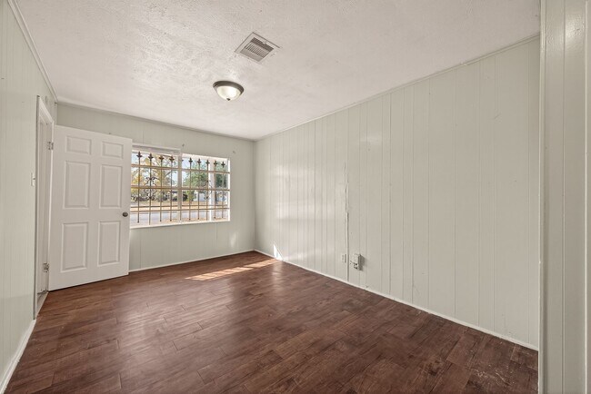 Building Photo - Affordable 4-Bedroom 2-Bathroom Convenient South Houston Home Near Medical Center & City Access