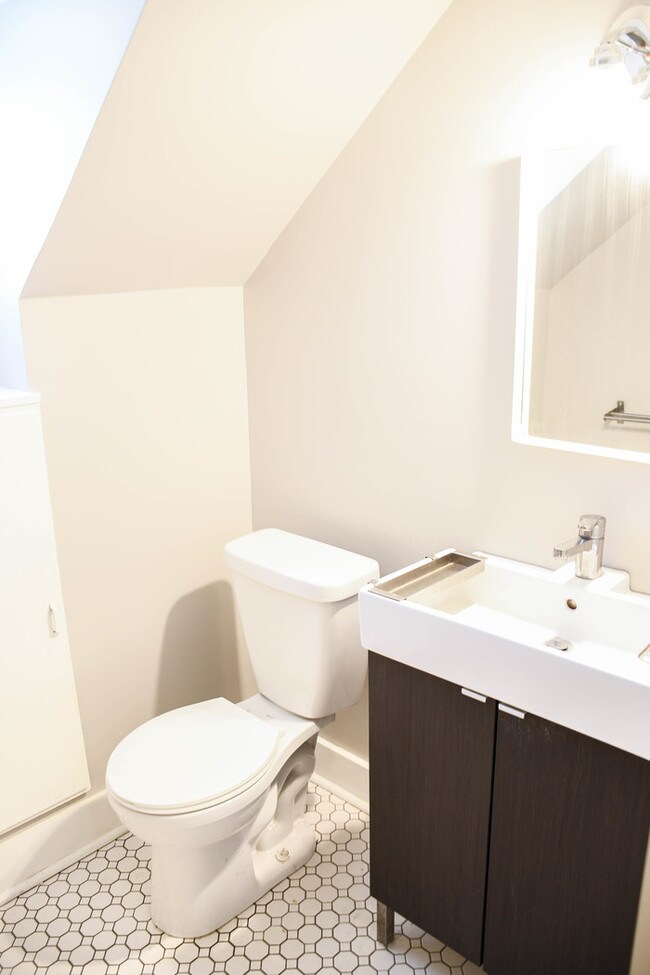 Building Photo - Beautiful Renovated 4 Bed 2 Bath Home