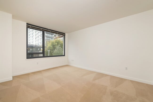 Building Photo - 250 King St