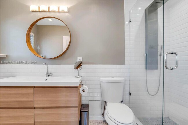 Building Photo - 1600 N 28th Ct