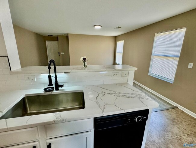 Building Photo - 226 Valleyside Dr NE