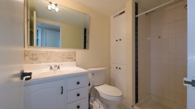 Building Photo - **CONCESSION IS APPLIED ON THE LAST MONTH OF A 12 MONTH LEASE**