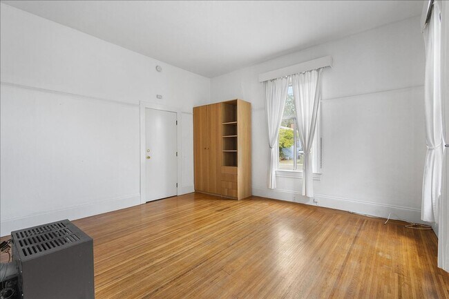 Building Photo - 3014 Encinal Ave