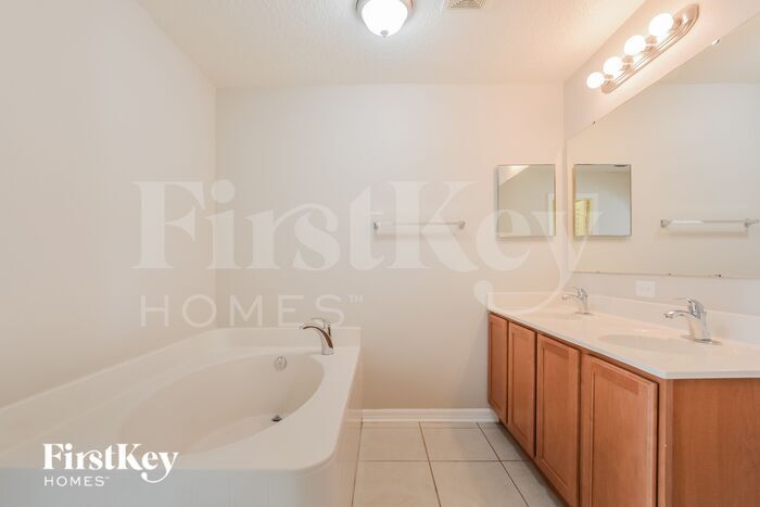 Building Photo - 31845 Sunpark Cir