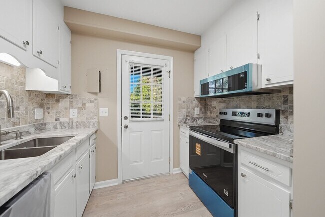 Building Photo - Renovated 1 Bed 1 Bath Condo in Prime Location!