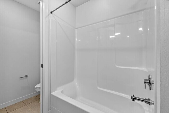 Building Photo - ULTRA-MODERN Air Conditioned Townhome in Beacon Hill (1st Month Free)