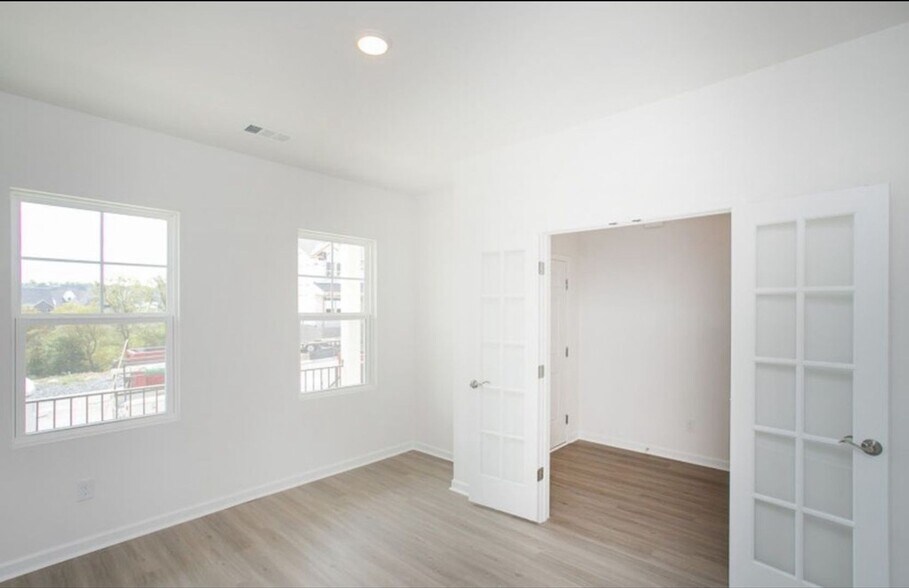 Building Photo - 448 Jet Strm Dr
