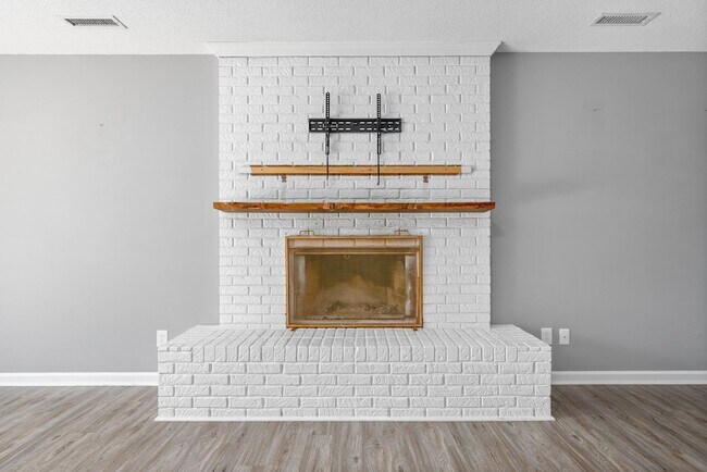 Building Photo - 830 Iris Ln