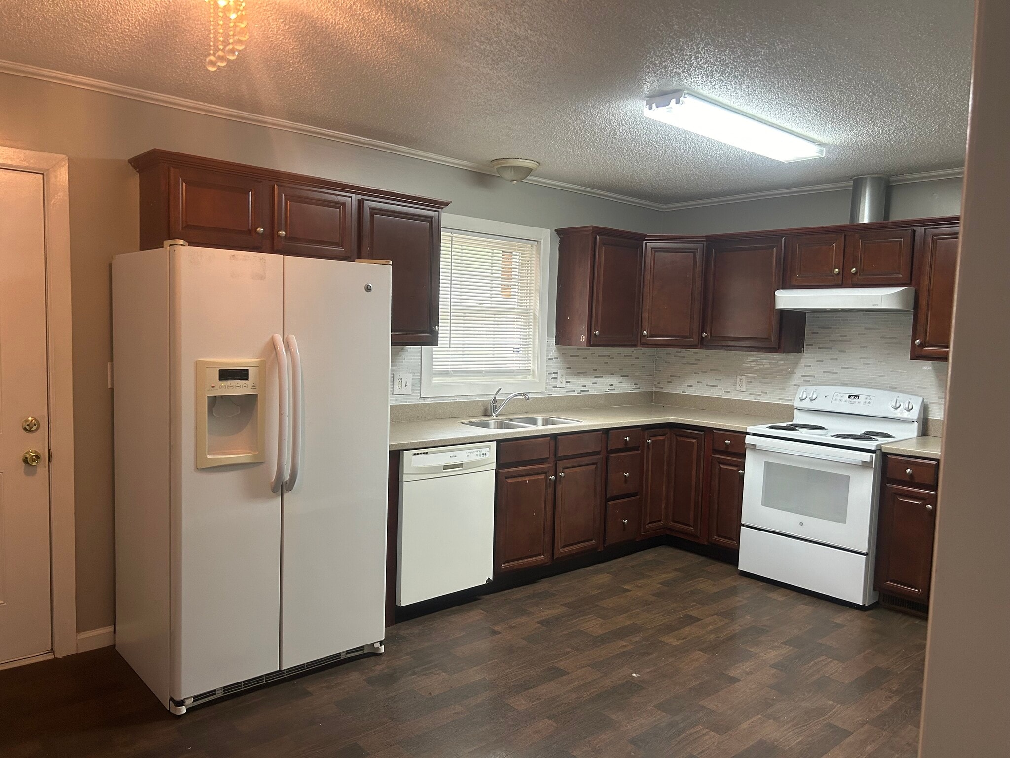 Building Photo - 2072 Hillcrest Ave
