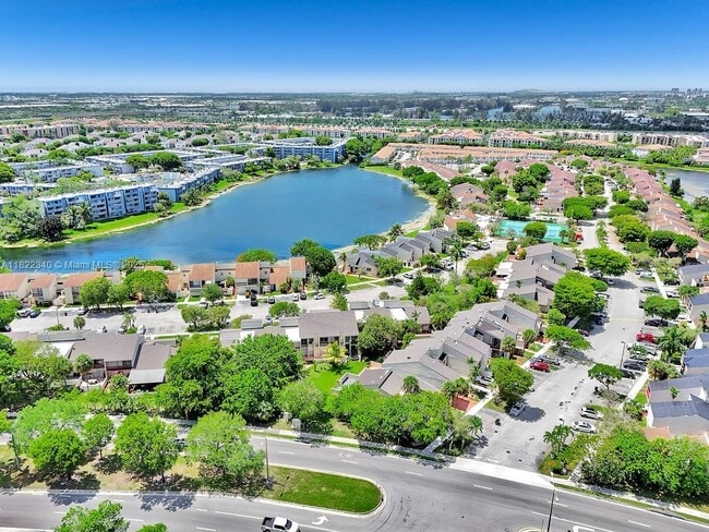 Building Photo - 9133 Fontainebleau Blvd