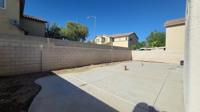 Building Photo - Beautiful 2 Story 4 Bedroom home