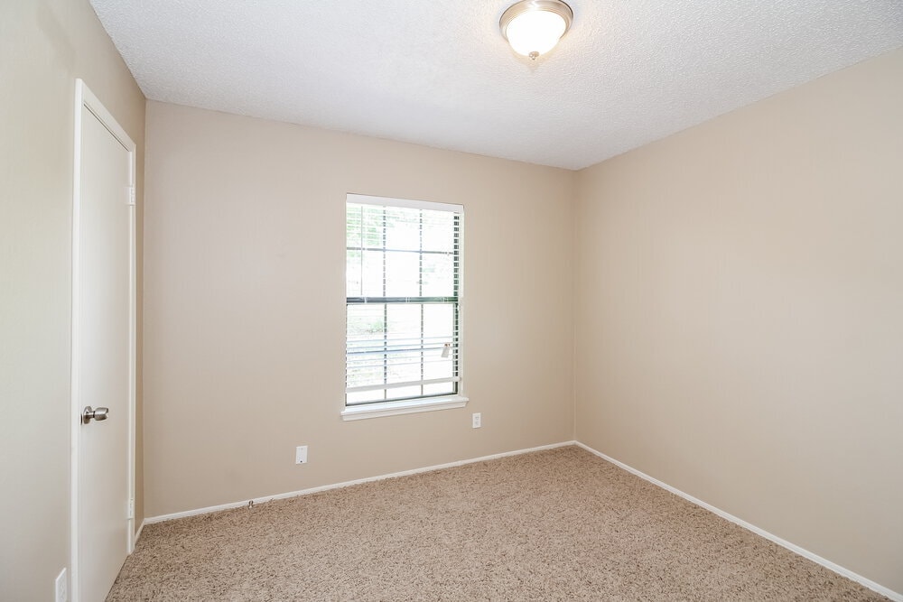 Building Photo - 1037 Eagle Ct