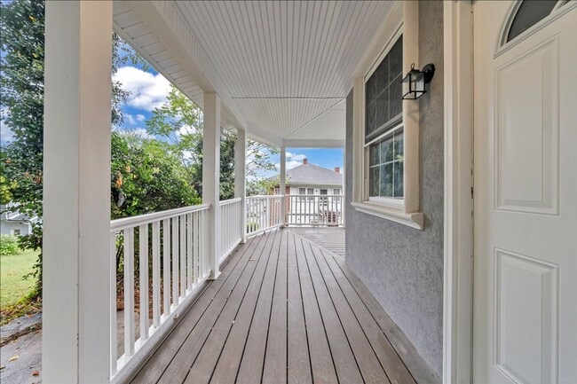 Building Photo - Updated 2 bedroom 1 bath with all new appl...