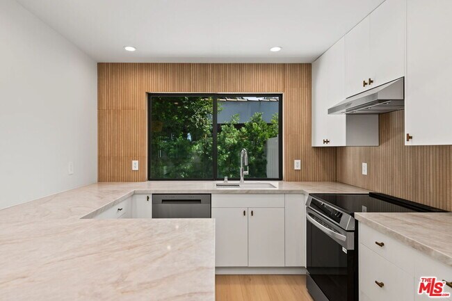 Building Photo - 5843 Whitworth Dr