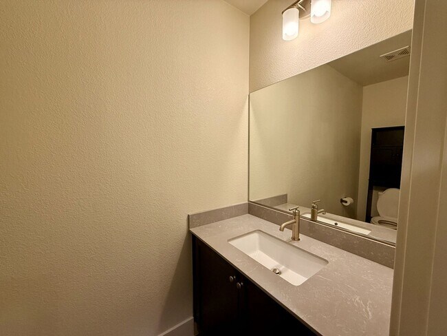 Building Photo - 3 BED 2.5 BATH 2 CAR GARAGE TOWNHOUSE w/ PRIVATE BACKYARD in GATED COMMUNITY.