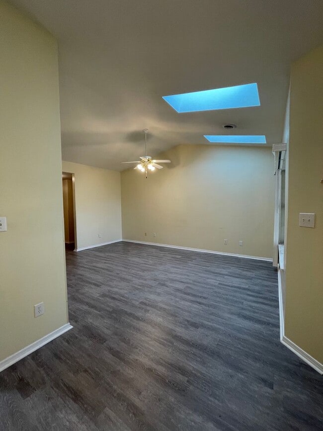 Building Photo - Maryville 37801 - 2 bedroom, 2 bath condo with a 1-car garage & sunroom - Call Tom Parry (865) 60...