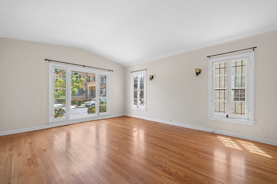 Building Photo - 429 N Gardner St