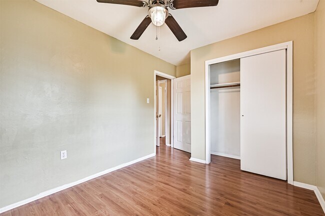 Building Photo - 807 Temple Dr
