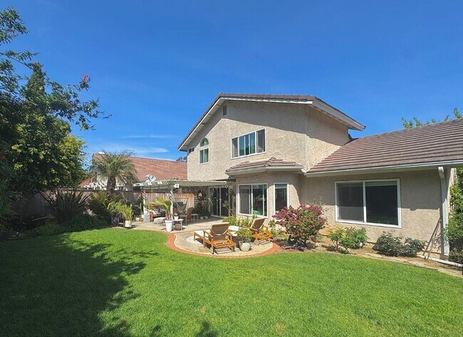 Building Photo - Spacious and modern 3 bedroom home within the prestigious Terraces of Cantebria subdivision.